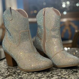 New without box Torrid Embellished Western rhinestone Boots Size 8WW